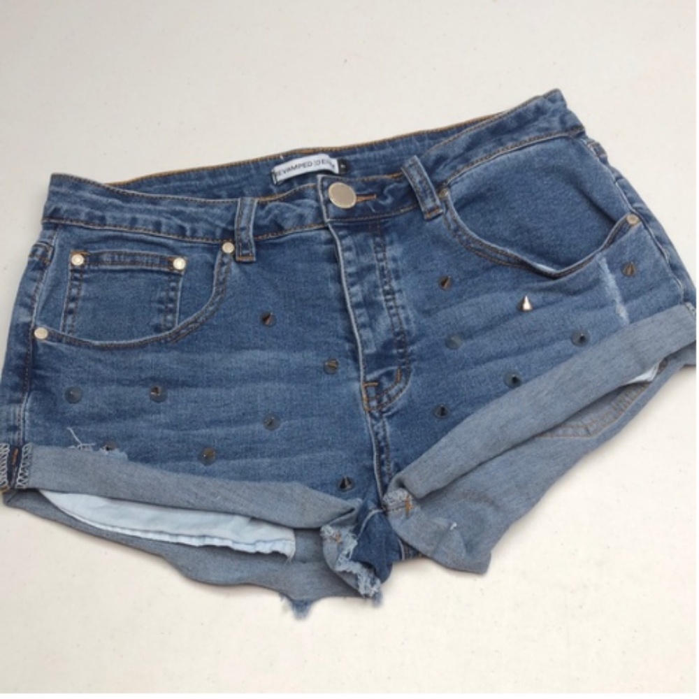 SPIKES REVAMPED DENIM MID-RISE JEAN SHORTS W7/27 😎
